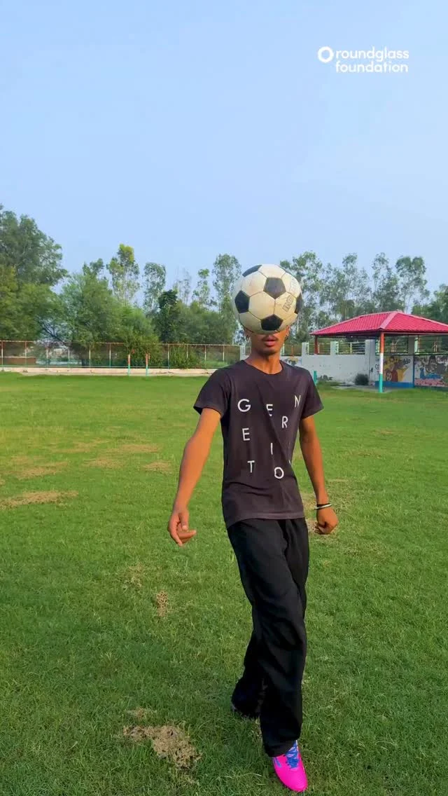 Coach Vesher Mohammad and many like him are helping our children in the villages make the right choices. Sports coaches play a big role in shaping a child’s discipline, dedication, and confidence. They are role models inspiring kids to work hard, stay positive and believe in themselves. 
 
15,000+ children train regularly at our 540 Sports Centers across the villages of Punjab. 

ਵਸ਼ੀਰ ਮੁਹੰਮਦ ਵਰਗੇ ਕਈ ਕੋਚ ਸਾਡੇ ਪਿੰਡਾਂ ਦੇ ਬੱਚਿਆਂ ਨੂੰ ਸਹੀ ਰਾਹ ਚੁਣਨ ਵਿੱਚ ਮਦਦ ਕਰ ਰਹੇ ਹਨ। ਖੇਡਾਂ ਦੇ ਕੋਚ ਬੱਚਿਆਂ ਦੇ ਅਨੁਸ਼ਾਸਨ, ਸਮਰਪਣ ਅਤੇ ਆਤਮਵਿਸ਼ਵਾਸ ਨੂੰ ਆਕਾਰ ਦੇਣ ਵਿੱਚ ਵੱਡੀ ਭੂਮਿਕਾ ਨਿਭਾਉਂਦੇ ਹਨ। ਉਹ ਬੱਚਿਆਂ ਲਈ ਰੋਲ ਮਾਡਲ ਬਣਦੇ ਹਨ—ਜੋ ਉਹਨਾਂ ਨੂੰ ਮਹਿਨਤ ਕਰਨ, ਹਮੇਸ਼ਾ ਸਕਾਰਾਤਮਕ ਰਹਿਣ ਅਤੇ ਆਪਣੇ ਆਪ ’ਤੇ ਭਰੋਸਾ ਕਰਨ ਲਈ ਪ੍ਰੇਰਿਤ ਕਰਦੇ ਹਨ।
 
ਪੰਜਾਬ ਦੇ ਪਿੰਡਾਂ ਵਿੱਚ ਸਾਡੇ 540 ਖੇਡ ਕੇਂਦਰਾਂ ਵਿੱਚ 15,000+ ਬੱਚੇ ਨਿਯਮਿਤ ਤੌਰ 'ਤੇ ਸਿਖਲਾਈ ਲੈਂਦੇ ਹਨ।

#football #roundglassfoundation #punjab
