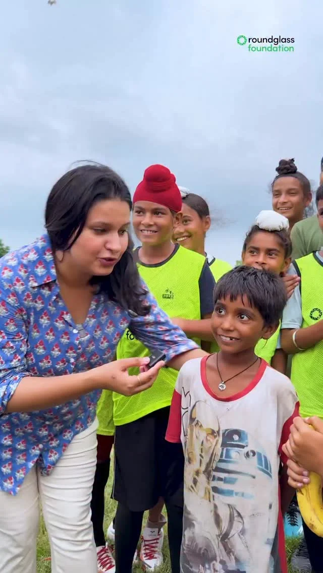 This brought a smile on our faces. When we encourage children, they go out with confidence to explore all the possibilities. 
Over 15,000 children train with us in our 500+ Sports Centers across the villages of Punjab. Sports not only keeps them away from the screen, it also inspires them to be healthy and allows them to make friends easily. 

ਇਸ ਛੋਟੇ ਬੱਚੇ ਨੇ ਸਭ ਨੂੰ ਹੈਰਾਨ ਕਰ ਦਿੱਤਾ। ਇਹ ਝੱਟ ਸਾਰਿਆਂ ਨੂੰ ਪਿੱਛੇ ਛੱਡ ਗਿਆ ਅਤੇ ਪਤਾ ਹੀ ਨਹੀਂ ਲੱਗਿਆ ਕਦੋਂ ਪੋਲ 'ਤੇ ਚੜ੍ਹ ਕੇ ਹੇਠਾਂ ਆ ਗਿਆ। 
ਸਾਡੇ ਸਪੋਰਟਸ ਸੈਂਟਰਾਂ ਦੇ ਬੱਚੇ ਜਿੰਨੇ ਫੁਰਤੀਲੇ ਹਨ, ਓਨੇ ਹੀ ਸ਼ਰਾਰਤੀ ਵੀ ਹਨ। ਪਰ ਉਨ੍ਹਾਂ ਦੇ ਸ਼ਰਾਰਤੀਪੁਣੇ ਵਿੱਚ ਵੀ ਬਹੁਤ ਮਾਸੂਮੀਅਤ ਲੁਕੀ ਹੁੰਦੀ ਹੈ।

#football #sportscenter #roundglassfoundation #punjab