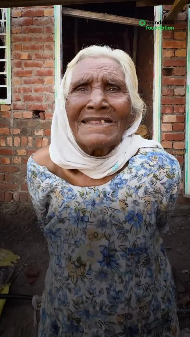 ਸਤਿਗੁਰ ਨਾਨਕ ਪ੍ਰਗਟਿਆ ਮਿਟੀ ਧੁੰਧ ਜਗ ਚਾਨਣ ਹੋਆ ॥

ਪਹਿਲੇ ਪਾਤਸ਼ਾਹ ਧੰਨ ਸ੍ਰੀ ਗੁਰੂ ਨਾਨਕ ਦੇਵ ਜੀ ਦੇ ੫੫੬ਵੇਂ ਪ੍ਰਕਾਸ਼ ਪੁਰਬ ਮੌਕੇ ਹੜ੍ਹਾਂ ਨਾਲ ਤਬਾਹ ਹੋਏ ਘਰਾਂ ਵਿੱਚ ਵੀ ਮੁੜ ਪ੍ਰਕਾਸ਼ ਹੋਇਆ ਹੈ। ਖੁਸ਼ੀ ਸਾਂਝੀ ਕਰਨ ਨਾਲ ਵਧਦੀ ਹੈ ਅਤੇ ਦੁੱਖ ਸਾਂਝੇ ਕਰਨ ਨਾਲ ਘੱਟ ਜਾਂਦੇ ਹਨ।

On the auspicious occasion of Gurupurab, with the blessings of Guru Nanak Dev ji, we are sharing some smiles from the flood affected villages. With your support, we have built homes for Mataji and Babaji. Homes that were washed away by the floods. The almighty brought them help through all of us.
May we all have a blessed Gurupurab.

#gurunanakdevji #gurpurab #roundglassfoundation #punjab