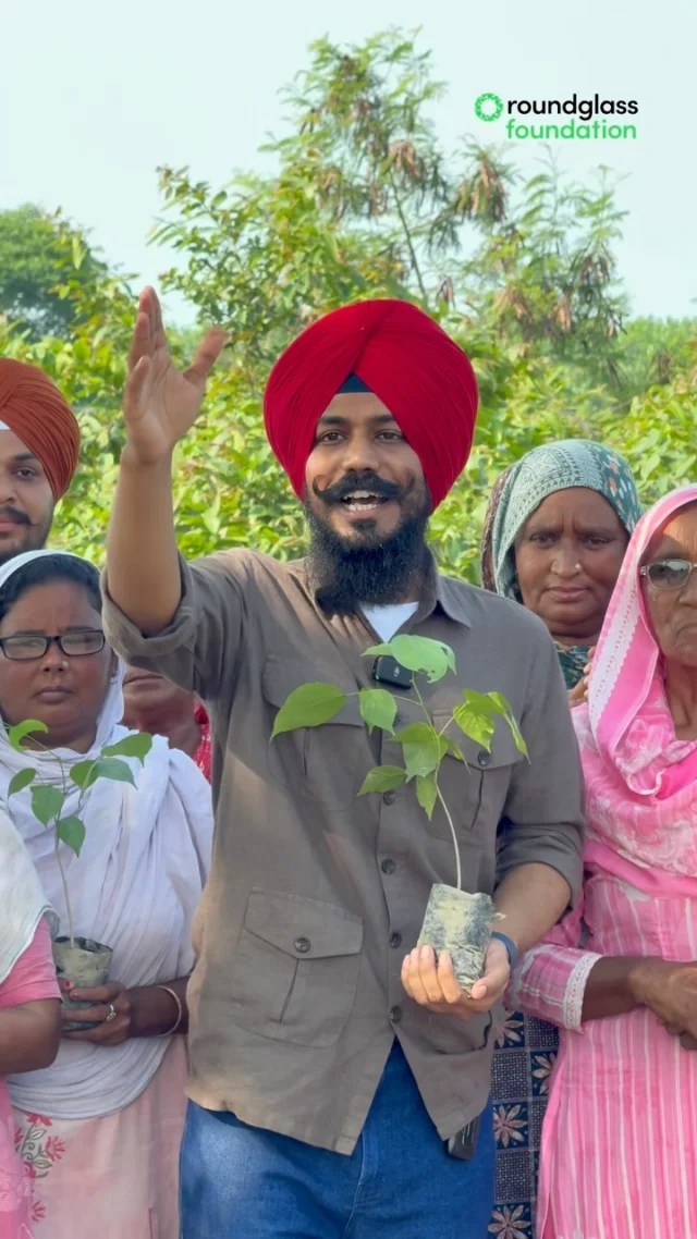 ਧੀਆਂ ਹਰ ਘਰ, ਹਰ ਵਿਹੜੇ ਦੀ ਰੌਣਕ ਹੁੰਦੀਆਂ ਹਨ। 
ਮਲਵਈ ਗਿੱਧਾ ਟੀਮ ਨੇ ਆਪਣੀਆਂ ਬੋਲੀਆਂ ਰਾਹੀਂ ਇਨ੍ਹਾਂ ਰੌਣਕਾਂ ਨੂੰ ਹੋਰ ਦੂਣੀਆਂ ਕਰ ਦਿੱਤਾ। 
ਅਸੀਂ ਤੁਹਾਡਾ ਸਾਡੇ ਦ ਬਿਲੀਅਨ ਟ੍ਰੀ ਪ੍ਰੋਜੈਕਟ ਲਈ ਲਗਾਤਾਰ ਪਿਆਰ ਅਤੇ ਸਾਥ ਲਈ ਧੰਨਵਾਦ ਕਰਦੇ ਹਾਂ। ਜਦੋਂ ਸਾਡੇ ਦੁਆਲੇ ਅਜਿਹੇ ਉਤਸ਼ਾਹਜਨਕ ਸਾਥੀ ਹੋਣਗੇ ਤਾਂ ਅਸੀਂ ਜ਼ਰੂਰ ਆਪਣੇ ਟੀਚੇ 'ਤੇ ਪਹੁੰਚਾਂਗੇ।

Malwai Giddha team knows how to make any occasion celebratory. They had come to plant trees with us, but not before we tapped our feet and clapped our hands to make the moment special. We thank them for their continued love and support to our The Billion Tree Project. We will surely reach our goal when we have such encouraging friends in our corner.

#MalwaiGiddha #TBTP #roundglassfoundation #punjab