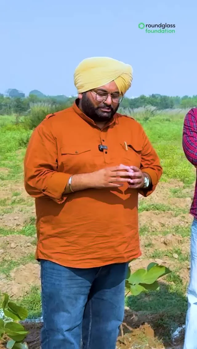 Rangle Sardar's love for everything Punjab! They visited village Mandwara in Ropar district, and we planted some trees together. This mini forest in Mandwara will be a testimonial of their love for the environment. And we thank them from the bottom of our hearts for their support and love to The Billion Tree Project.

ਰੰਗਲੇ ਸਰਦਾਰ ਟੀਮ ਨੂੰ ਪੰਜਾਬ ਦੇ ਵਿਰਾਸਤੀ ਗੀਤਾਂ ਦੇ ਨਾਲ ਨਾਲ ਵਿਰਾਸਤੀ ਰੁੱਖਾਂ ਦੇ ਨਾਲ ਵੀ ਗੂੜ੍ਹਾ ਪਿਆਰ ਹੈ।
ਉਨ੍ਹਾਂ ਨੇ ਜ਼ਿਲ੍ਹਾ ਰੋਪੜ ਦੇ ਪਿੰਡ ਮੰਦਵਾੜਾ ਵਿਖੇ ਸਾਡੇ ਮਿੰਨੀ ਜੰਗਲ ਵਿੱਚ ਢੱਕ ਦੇ ਬੂਟੇ ਲਗਾਏ ਅਤੇ ਆਪਣੀ ਜ਼ਿੰਦਗੀ ਦੀਆਂ ਰੁੱਖਾਂ ਦੇ ਨਾਲ ਜੁੜੀਆਂ ਕਈ ਯਾਦਾਂ ਸਾਂਝੀਆਂ ਕੀਤੀਆਂ। 
@ranglesardar ਟੀਮ ਸਾਡੀ ਇਸ ਮੁਹਿੰਮ ਦਾ ਹਿੱਸਾ ਬਣਨ ਲਈ  ਤੁਹਾਡਾ ਦਿਲੋਂ ਧੰਨਵਾਦ। 

#RangleSardar #MiniForest #roundglassfoundation #Punjab