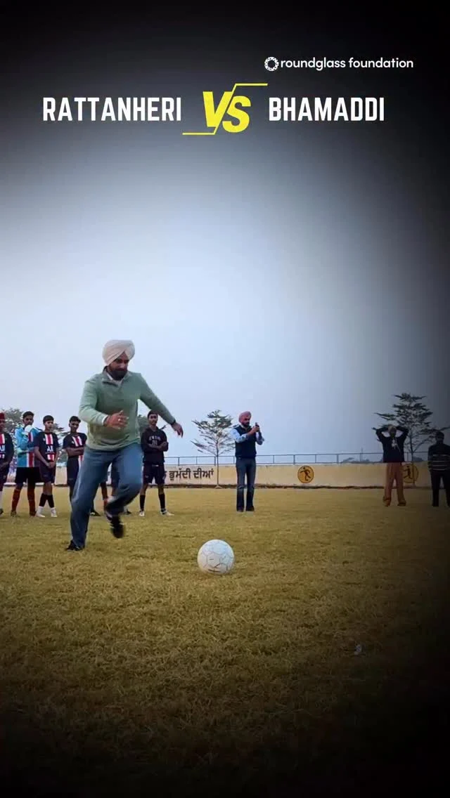 We have always known Gurtaj as a celebrated Punjabi singer, but today we also discovered his inspiring journey as a former football goalkeeper. We were stoked to have him at village Bhamaddi in Fatehgarh Sahib district which was one of the venues of football matches for Roundglass Foundation Village Sports Festival 2025.

Beyond his powerful words and soulful songs, Gurtaj truly uplifted the children by playing alongside them and sharing joyful moments on the field, leaving them motivated and energized. Now, all are ready for the final to be held on 18th December at Chandigarh University.

Gurtaj Ji, we are deeply thankful to you for taking the time to visit and inspire our young athletes.

ਅਸੀਂ ਸਾਰੇ ਗੁਰਤਾਜ ਨੂੰ ਇੱਕ ਪੰਜਾਬੀ ਗਾਇਕ ਵਜੋਂ ਜਾਣਦੇ ਹਾਂ, ਪਰ ਅੱਜ ਇਹ ਵੀ ਜਾਣਨ ਨੂੰ ਮਿਲਿਆ ਕਿ ਉਹ ਸਾਬਕਾ ਫੁੱਟਬਾਲ  ਗੋਲਕੀਪਰ ਵੀ ਰਹਿ ਚੁੱਕੇ ਹਨ। ਉਹ ਫਤਿਹਗੜ੍ਹ ਸਾਹਿਬ ਜ਼ਿਲ੍ਹੇ ਦੇ ਪਿੰਡ ਭੁਮੱਦੀ ਵਿੱਚ ਚੱਲ ਰਹੇ ਸਾਡੇ ਵਿਲੇਜ ਸਪੋਰਟਸ ਫੈਸਟੀਵਲ ਦੇ ਮੈਦਾਨ ਵਿੱਚ ਪਹੁੰਚੇ।

ਗੁਰਤਾਜ ਨੇ ਸਿਰਫ਼ ਆਪਣੇ ਬੋਲਾਂ ਅਤੇ ਗੀਤਾਂ ਨਾਲ ਹੀ ਬੱਚਿਆਂ ਨੂੰ ਪ੍ਰੇਰਿਤ ਨਹੀਂ ਕੀਤਾ, ਸਗੋਂ ਉਨ੍ਹਾਂ ਨਾਲ ਖੇਡ ਕੇ ਅਤੇ ਸਮਾਂ ਬਿਤਾ ਕੇ ਖੂਬ ਹੌਂਸਲਾ ਵੀ ਵਧਾਇਆ। ਹੁਣ ਸਭ 18 ਦਸੰਬਰ ਨੂੰ ਚੰਡੀਗੜ੍ਹ ਯੂਨੀਵਰਸਿਟੀ ਵਿੱਚ ਹੋਣ ਵਾਲੇ ਫਾਈਨਲ ਲਈ ਤਿਆਰ ਹਨ।

ਗੁਰਤਾਜ ਜੀ, ਸਾਡੇ ਨੌਜਵਾਨ ਖਿਡਾਰੀਆਂ ਨੂੰ ਪ੍ਰੇਰਿਤ ਕਰਨ ਲਈ ਤੁਹਾਡੇ ਆਉਣ ‘ਤੇ ਅਸੀਂ ਦਿਲੋਂ ਤੁਹਾਡਾ ਧੰਨਵਾਦ ਕਰਦੇ ਹਾਂ।

#Gurtaj #villagesportsfestival #Football #roundglassfoundation #Punjab
